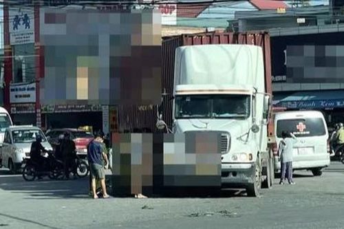 Tai nạn giao thông mới nhất 31/10/2023:Người phụ nữ tử vong sau va chạm xe container