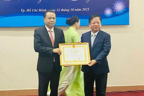 Trao tặng bằng khen Ban Tổ chức Chương trình nghệ thuật tưởng nhớ Tổng Bí thư Lê Duẩn