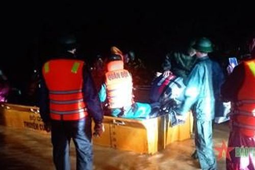 Lực lượng vũ trang huyện Hương Khê, Hà Tĩnh tham gia tìm kiếm người mất tích trong mưa lũ