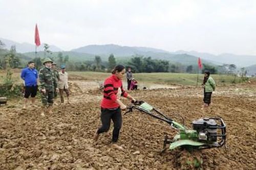 Người Vân Kiều bắt nhịp với 'Tiếng máy vùng biên'