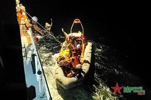 Tàu SAR 412 kịp thời cứu sống thuyền viên bị đột quỵ trên biển