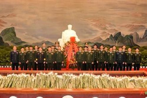 Đoàn đại biểu cấp cao Bộ Quốc phòng Việt Nam đặt hoa tưởng niệm Chủ tịch Mao Trạch Đông