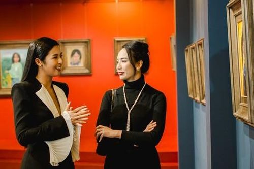 'Hoa hậu du lịch Việt Nam' Ngọc Diễm ủng hộ triển lãm tranh do Ngọc Hân tổ chức