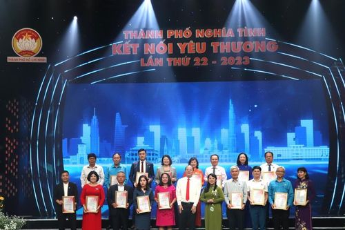 HDBank kết vòng tay lan tỏa hành trình 'Thành phố nghĩa tình - Kết nối yêu thương'