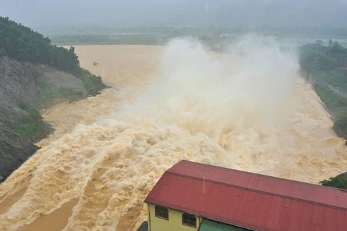 Sông, hồ căng nước vì mưa nhiều ngày