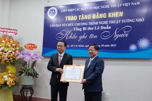 Trao tặng bằng khen của Ủy ban toàn quốc Liên hiệp các Hội VHNT Việt Nam cho Ban tổ chức Chương trình nghệ thuật tưởng nhớ cố Tổng Bí thư Lê Duẩn