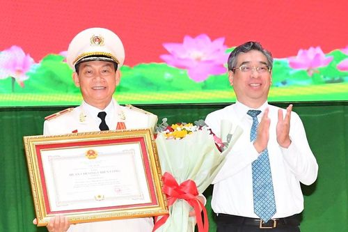 Thiếu tướng Đinh Thanh Nhàn vinh dự nhận Huân chương Chiến công hạng Ba
