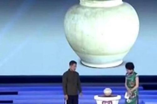 Mang 'bình muối dưa' đi thẩm định, chuyên gia xem xong liền run lẩy bẩy