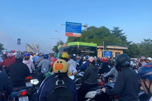 Hà Nội: Ô tô va chạm liên hoàn, đường lên cầu Chương Dương ùn tắc