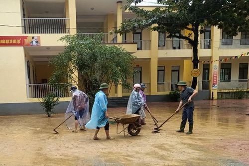 Nước rút đến đâu thầy cô dọn trường lớp đến đó