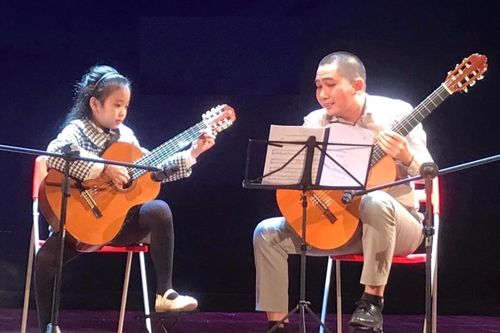 Người nghệ sĩ cháy hết mình với guitar cổ điển