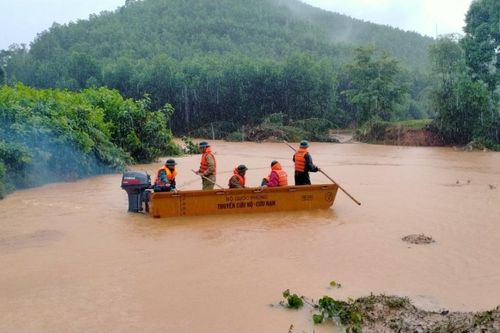 BĐBP Hà Tĩnh: Bám địa bàn hỗ trợ nhân dân ứng phó mưa lũ
