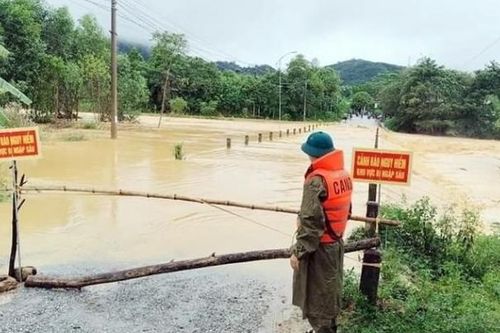 Mưa lũ ở Hà Tĩnh khiến 3 người chết và mất tích, nhiều địa phương bị cô lập
