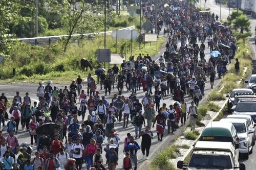 Khoảng 5.000 người di cư đi bộ từ Mexico tới Mỹ