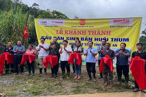 Báo Nhân Dân khánh thành cầu dân sinh cho đồng bào dân tộc xã Na Ngoi, huyện Kỳ Sơn
