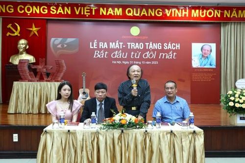 Nhà thơ, nhạc sĩ Đoàn Bổng ra mắt tập thơ 'Bắt đầu từ đôi mắt'