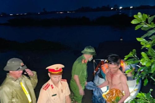 Cứu 9 công nhân mắc kẹt giữa dòng nước lũ ở Hà Tĩnh