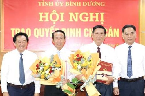 Bình Dương trao quyết định về công tác cán bộ