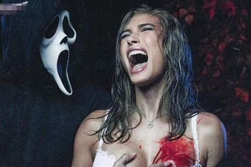 Ảnh nội y của vợ Justin Bieber trong dịp Halloween gây bão mạng