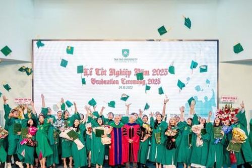 Trường Đại học Tân Tạo trao bằng tốt nghiệp cho 61 tân bác sĩ, cử nhân năm 2023