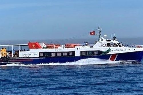 Đảo Lý Sơn bị cô lập do biển động