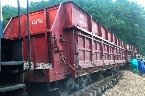 Thông tuyến đường sắt Bắc - Nam sau sự cố sạt lở