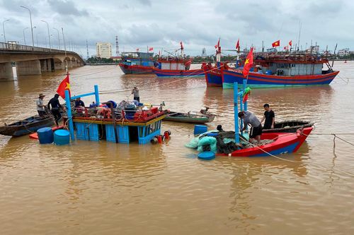 Nước lũ cuốn trôi thuyền đánh cá ở Quảng Bình