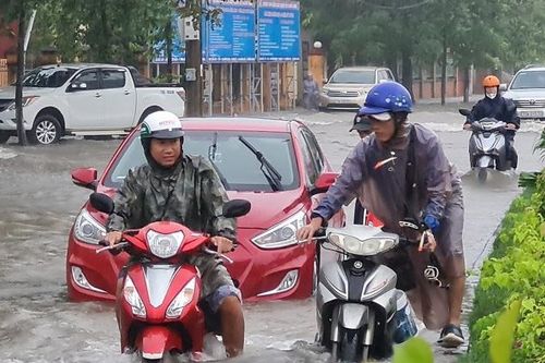 Miền Trung vẫn mưa lớn, dịch chuyển dần vào Thừa Thiên Huế - Bình Định