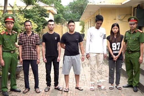 Bắt người đưa vào nhà nghỉ, dùng dùi cui đánh đập để đòi nợ