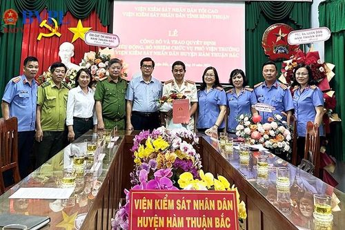 Trao quyết định bổ nhiệm Phó Viện trưởng VKSND huyện Hàm Thuận Bắc
