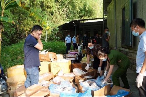 Phát hiện gần 1,5 tấn thực phẩm ôi thiu, bốc mùi hôi