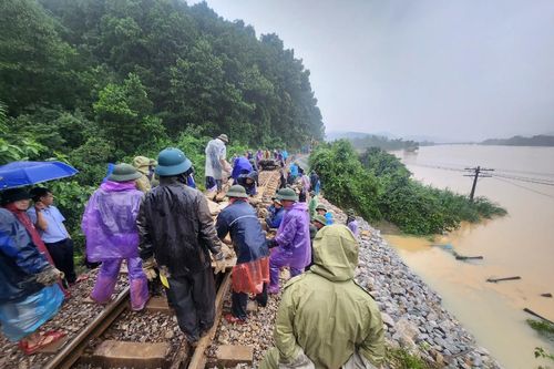 Thông tuyến đường sắt Bắc-Nam đoạn qua Hà Tĩnh sau sự cố sạt lở