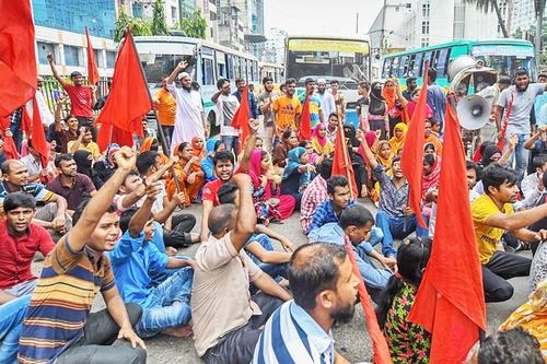 Công nhân ngành dệt may biểu tình, đập phá nhà máy ở Bangladesh