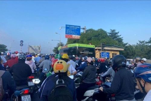 Hà Nội: Tai nạn liên hoàn tại cầu Chương Dương, giao thông ùn tắc nhiều giờ