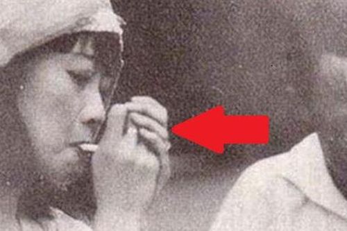 Hoàng hậu Uyển Dung từng hút bao nhiêu điếu thuốc một năm mà khiến hoàng đế Phổ Nghi kinh ngạc?
