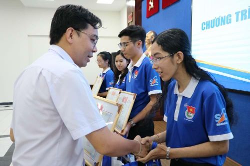 TP.HCM: Hơn 1.200 sinh viên tình nguyện đăng ký làm 'Gia sư áo xanh'
