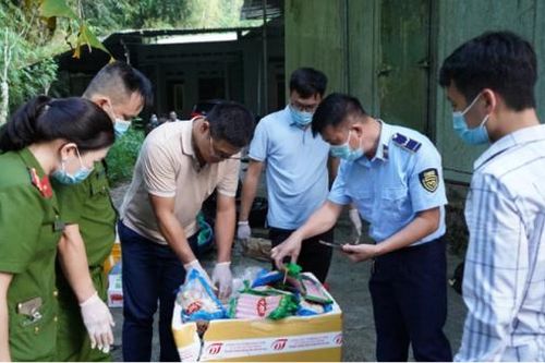 Bắc Kạn: Phát hiện kho hàng chứa 1,5 tấn thực phẩm đông lạnh bốc mùi hôi