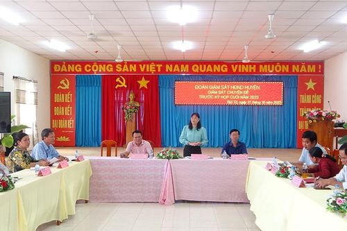 HĐND huyện Tri Tôn khảo sát các dự án chăn nuôi bò giảm nghèo