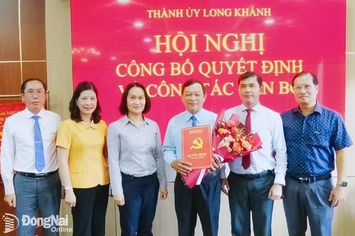 Thành ủy Long Khánh công bố các quyết định về công tác cán bộ