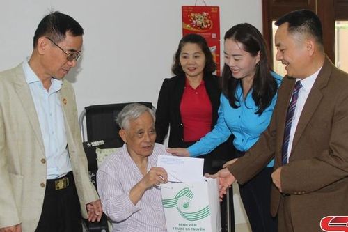 Tặng quà người cao tuổi nhân 'Tháng hành động vì người cao tuổi Việt Nam'