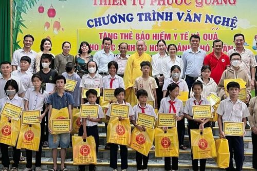 Thiền tự Phước Quang (Đồng Nai) tổ chức văn nghệ và tặng 70 thẻ bảo hiểm y tế cho học sinh