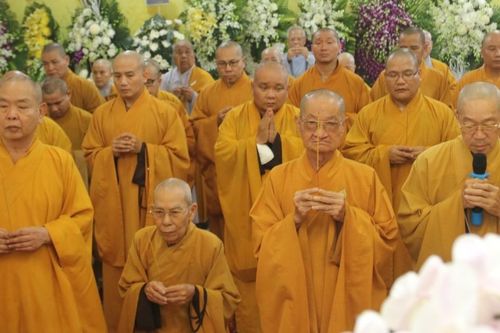 Ban Trị sự GHPGVN TP.HCM và nhiều phái đoàn viếng tang Ni sư Thích nữ Như Diệu