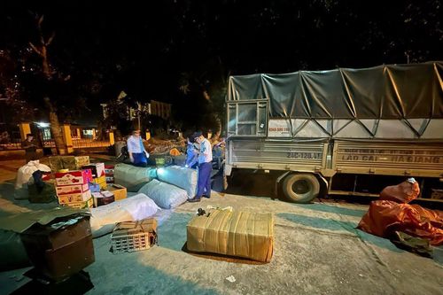 Hà Giang: Phát hiện xe tải chở lượng lớn hàng hóa không rõ nguồn gốc