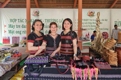 Người dân vùng cao bắt tay nhau làm du lịch