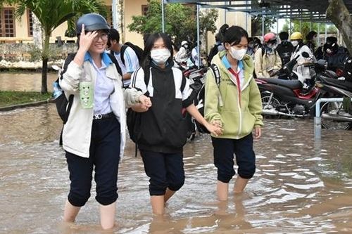 Ngôi trường thường xuyên ngập trong nước do triều cường