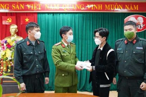 Máu đào thấm đẫm màu cờ