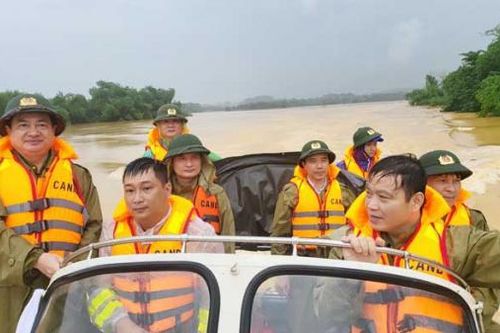 Lũ biến hàng loạt làng, xã thành ốc đảo, Công an chạy ca nô ứng cứu dân