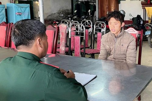Chở hàng chục bao tải pháo hoa qua biên giới để lĩnh tiền công
