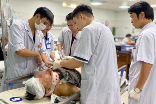 Bệnh viện Việt Đức đang cố gắng cứu chữa cho nạn nhân nặng nhất vụ TNGT ở Lạng Sơn