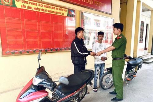 Trao trả 2 xe mô tô bị mất trộm cho người dân